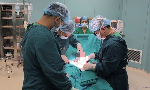 Muốn có trải nghiệm mới lạ, nam thanh niên đeo vòng kim loại 3cm vào vùng kín, bị kẹt suốt 10 ngày