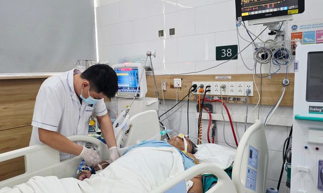 Giám đốc Bệnh viện Bạch Mai chỉ đạo hội chẩn toàn viện khẩn cấp, cứu chữa 7 nạn nhân ngộ độc khí clo