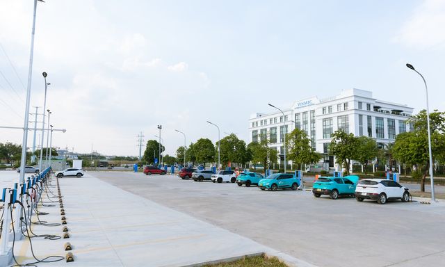 Trạm sạc ô tô điện có quy mô lớn nhất Việt Nam bắt đầu đi vào hoạt động