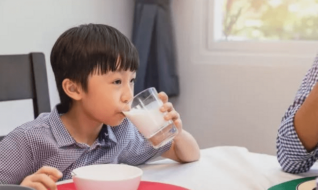 Trẻ uống sữa chủ yếu là chất béo nguy hiểm thế nào? Làm sao để chọn sữa chuẩn cho con?