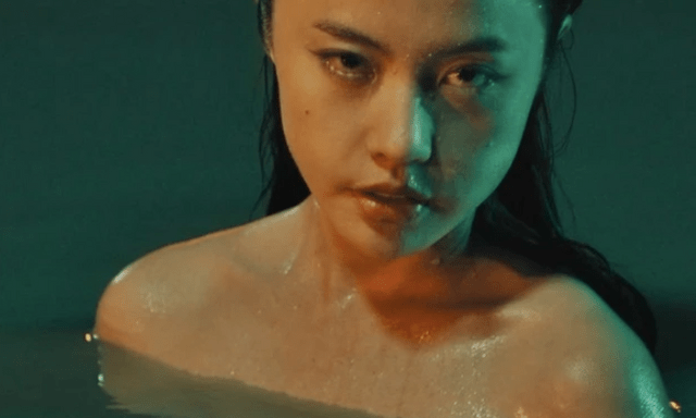 Hot girl gây tranh cãi với cảnh 