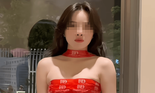 Trào lưu quấn băng keo quanh người, hot girl trực tiếp lên video 