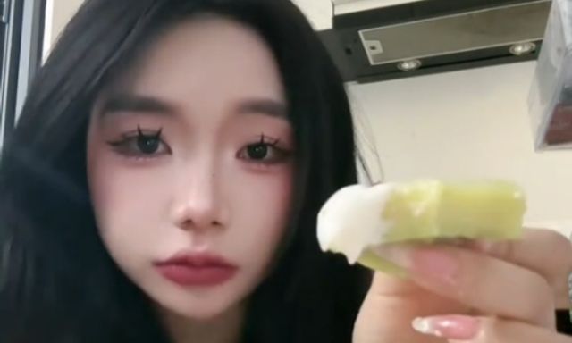 Mukbang trước tủ lạnh, gái xinh TikTok tạo ra trend mới, thu hút hàng triệu lượt xem