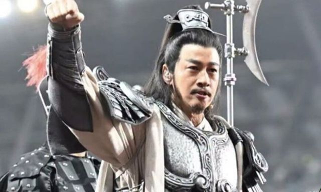 Hà Nhuận Đông hóa thân Tây Sở Bá Vương Hạng Vũ trên sân bóng, khí chất 