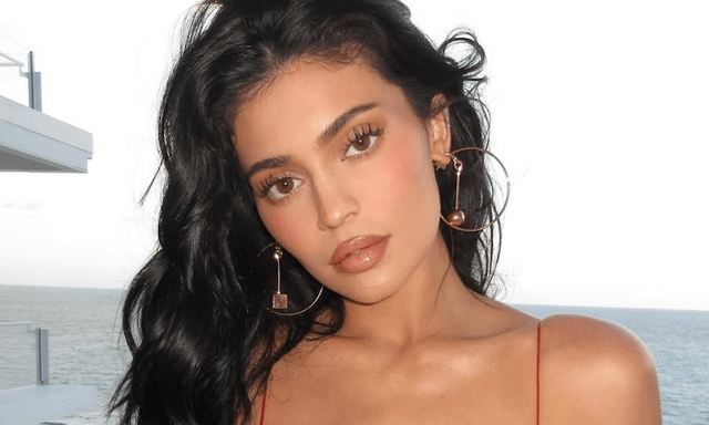 Kylie Jenner khoe body 