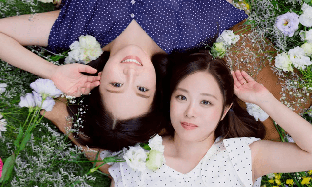 Cặp chị em song sinh gây ngỡ ngàng khi rủ nhau cùng gia nhập ngành công nghiệp 18+