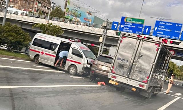 TP.HCM: Xe cấp cứu gặp tai nạn liên hoàn trên đại lộ Võ Văn Kiệt