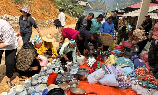 Siêu thị 0 đồng sau bão lũ: Những chiếc chảo đen dày cộp suýt bị 