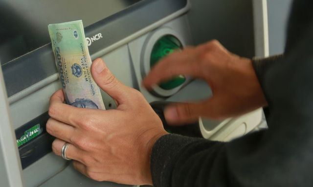 Cách rút hết tiền trong thẻ ATM, không bị 'ngậm' tiền trong tài khoản