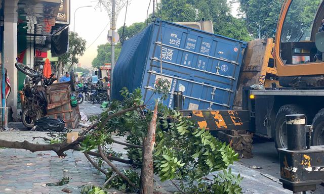 TP.HCM: Thùng container lật đè xe chở rác, giao thông hỗn loạn buổi sáng