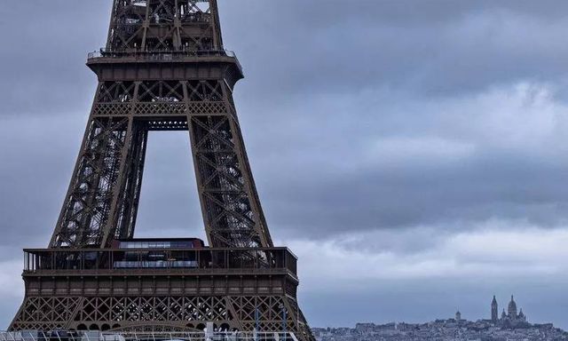 NÓNG: Tháp Eiffel bốc cháy ngay trước thềm Giáng sinh