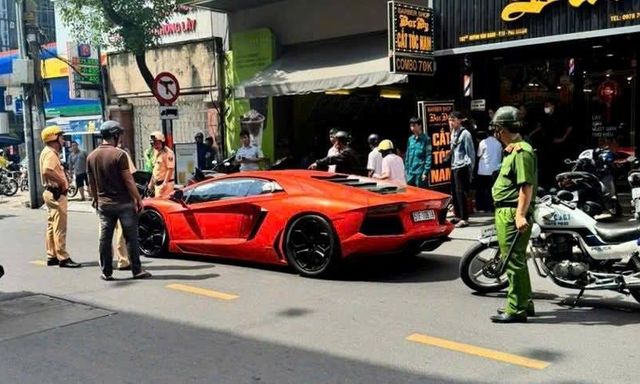 Lamborghini đột ngột dừng giữa đường, người dân phát hiện tài xế có biểu hiện bất thường liền báo cảnh sát