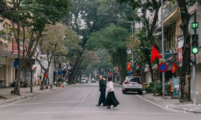 Buổi sáng đầu năm thảnh thơi hiếm hoi của người Hà Nội: Trong lành và vắng lặng đến lạ!