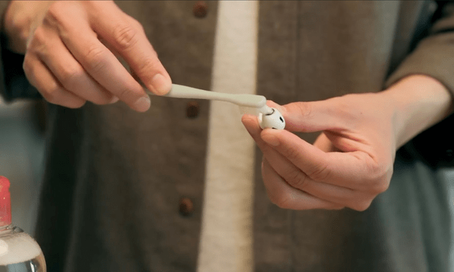 Bạn có biết tai nghe là một ổ vi khuẩn? Học ngay cách vệ sinh AirPods đúng cách từ Apple