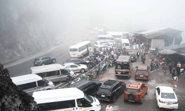 Dòng người khắp nơi đổ về Mộc Châu 