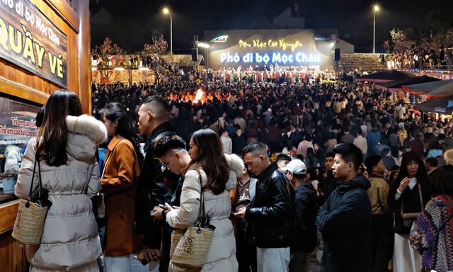 Phố đi bộ thu vé vào 99.000 đồng/người khiến khách chơi đêm ở Mộc Châu sửng sốt!