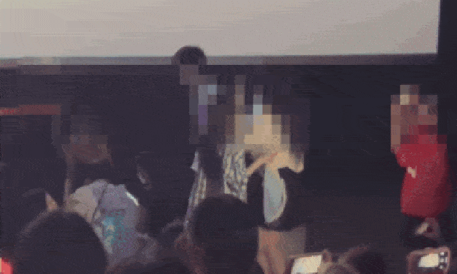 Fan bức xúc vì cảnh la hét, loạt hành động 