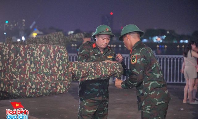 Chính thức thu dọn pháo lễ ở Bến Bạch Đằng: Người dân lưu luyến, tranh thủ check-in khoảnh khắc cuối cùng