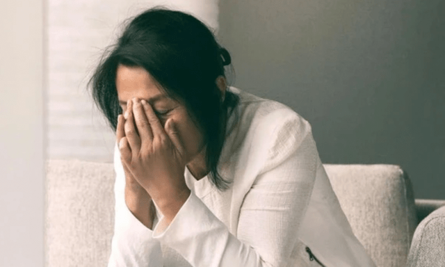 Đóng 1 tỷ tiền bảo hiểm suốt 10 năm, đến hạn rút tiền thì nhân viên thông báo: Chị phải đợi 65 năm nữa