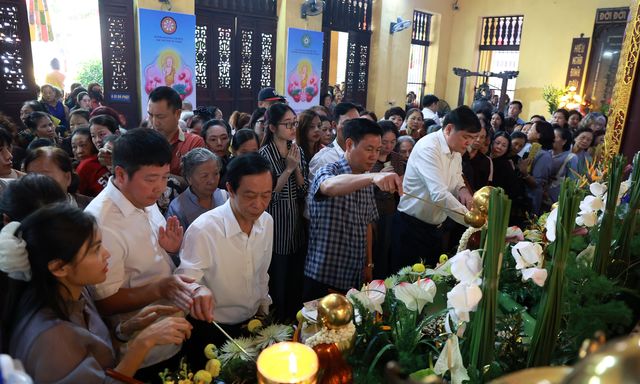 Hà Nội: Hàng nghìn người dân đổ về chùa Quán Sứ, tận tay thực hiện nghi lễ 