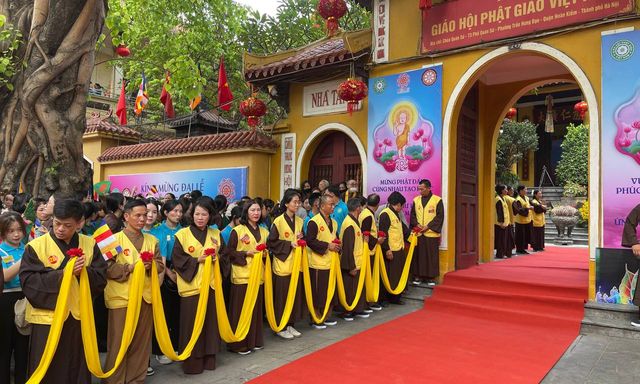 Hàng nghìn người đổ về chùa Quán Sứ chờ đón Xá lợi Đức Phật