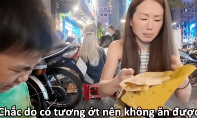 Khách Nhật ngỡ ngàng khi hỏi giá bánh tráng nướng ở phố đi bộ Nguyễn Huệ