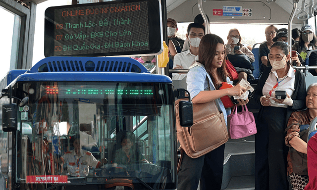Người dân TP.HCM hào hứng đi thử xe buýt điện mới toanh, tiết lộ điều bất ngờ ngay từ ngày đầu tiên vận hành
