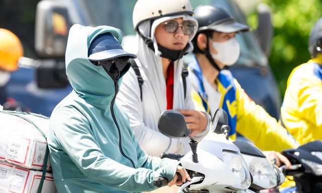 Hà Nội: Shipper, người lao động ướt nhẹp mồ hôi, vật vã mưu sinh dưới cái nắng như rang gần 40 độ C