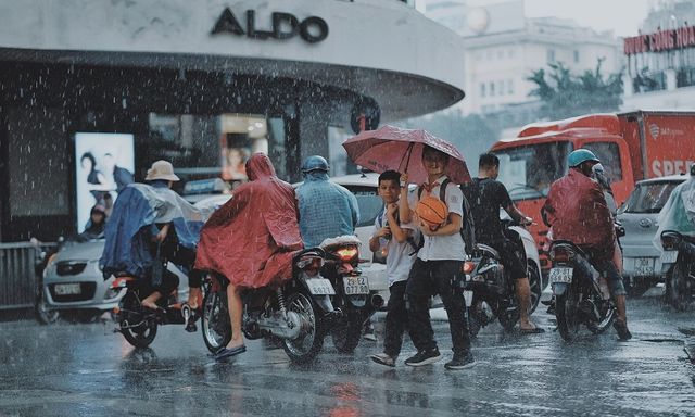 Cảnh báo mưa dông, lốc sét ở Hà Nội chiều nay: Người dân đi xem hợp luyện diễu binh, diễu hành A80 chú ý!