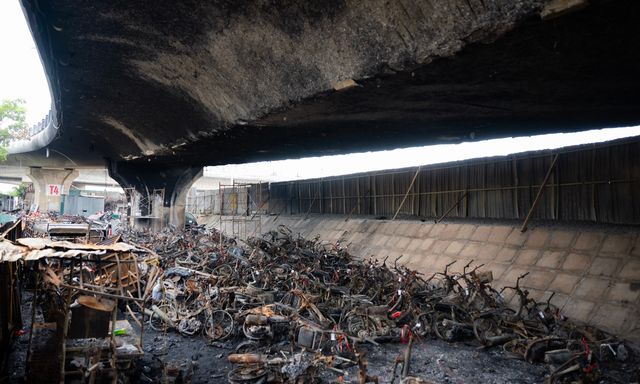 Cận cảnh cầu Vĩnh Tuy sau vụ cháy kinh hoàng 500 xe máy: Xác xe nằm la liệt, bê tông bong tróc lộ thép