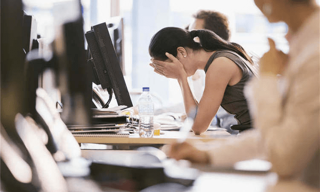 Một bi kịch thầm lặng đang xảy ra với người trung niên: Ở nhà bị con chê lạc hậu, đi làm bị sếp nhắc chậm công nghệ