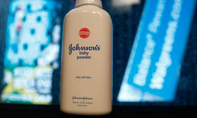 Johnson & Johnson bị tuyên bồi thường gần 25.000 tỷ đồng vì phấn rôm chứa chất gây ung thư, đối mặt hơn 67.000 vụ kiện