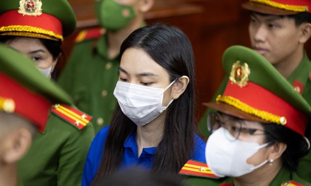 Tổng giám đốc Công ty Sen Vàng và 27 người khác vắng mặt trong phiên xử hoa hậu Nguyễn Thúc Thuỳ Tiên