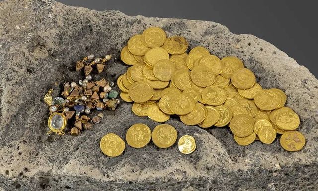 Tình cờ đi ngang một tảng đá lớn, người phụ nữ bất ngờ phát hiện 97 đồng tiền vàng nguyên chất cùng hàng chục món trang sức tinh xảo