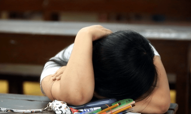 Từ 15/12, cha mẹ cưỡng ép con cái học quá sức có thể bị xử phạt tới 10 triệu đồng