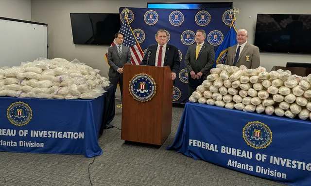 Phát hiện 719kg ma túy đá ngụy trang trong mâm xôi đen, FBI họp báo khẩn 