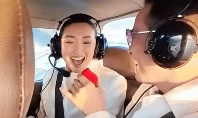 Hoa hậu Việt vỡ òa hạnh phúc, được bạn trai bí mật cầu hôn trên trực thăng