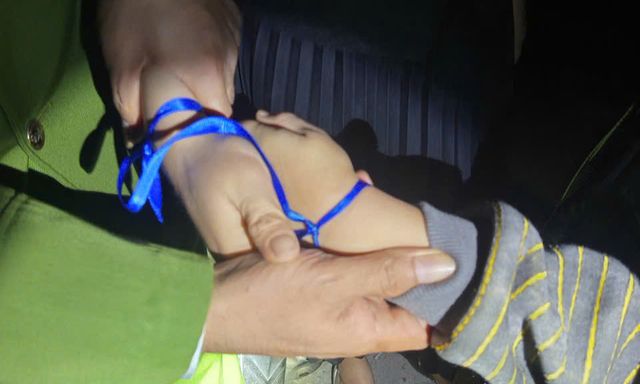 Mẹ buộc tay con trai 4 tuổi bằng dây vải màu xanh rồi chở lên cầu Xi Măng trong đêm, nguồn cơn khiến nhiều người đau lòng