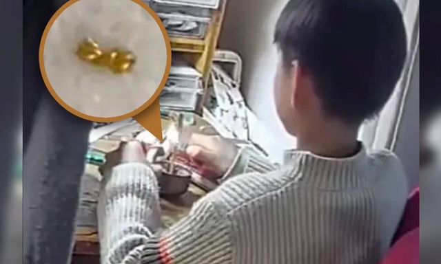 Bé trai 8 tuổi cắt vụn dây chuyền vàng của mẹ đem tặng bạn cùng lớp, bố mẹ sốc khi xem lại camera 