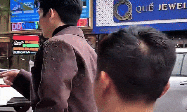 Lộ ảnh nam thần hạng A đình đám châu Á đi chợ Bến Thành, ngồi ăn chè mà đẹp hơn cả bìa tạp chí