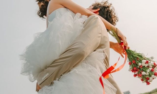 Nữ ca sĩ quốc dân tuyên bố kết hôn với chồng Tây, ảnh cưới bắt trọn khoảnh khắc ông xã nhấc bổng cô đẹp như phim ngôn tình!