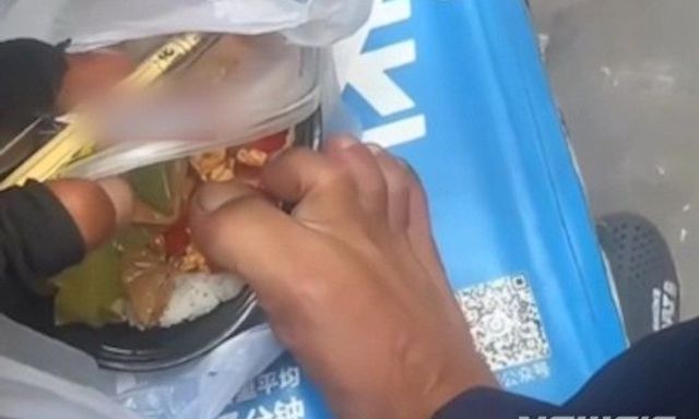 Shipper nhổ nước bọt, nhúng chân vào hộp đồ ăn giao cho khách