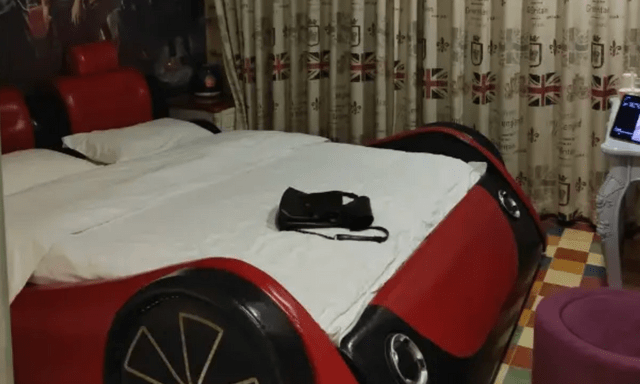 Nữ sinh đặt khách sạn gần điểm thi công chức cho tiện, vừa mở cửa ra thì thấy một thứ: Suýt bỏ thi luôn!