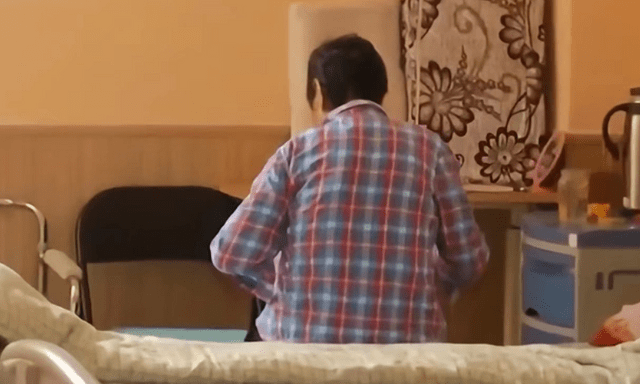 Sang tên cả 3 căn nhà cho cháu gái, bà nội bất ngờ bị đuổi ra đường và bị kiện đòi tiền thuê nhà: Lý do đau lòng