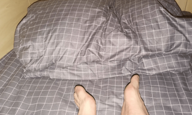 Nữ sinh sốc nặng vì bạn cùng phòng lén làm một việc mỗi đêm: Một người làm, cả phòng khó chịu!