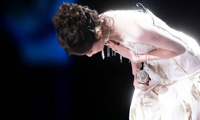 Nhìn mỹ nhân này cúi chào mà ngỡ mộng cảnh ngàn năm: Người đẹp làm gì cũng đẹp, đóng phim nào nghiện nặng phim đó