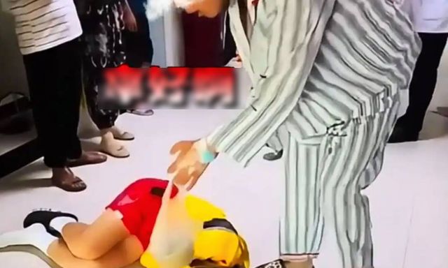 Giao nhầm đơn, shipper nằm khóc lăn lộn trên sàn nhưng dân mạng lại chỉ trích khách đặt đồ ăn