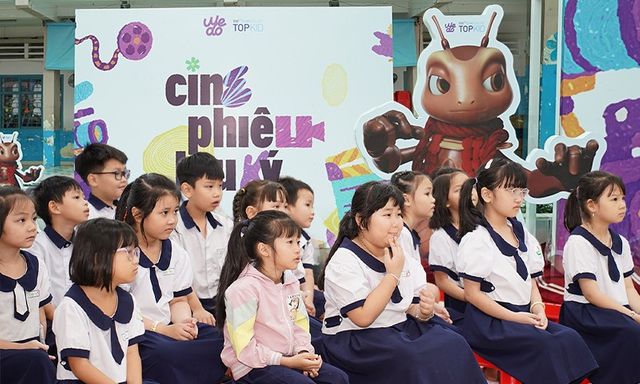 Học sinh tiểu học TP.HCM xem Dế Mèn tại trường: Phản ứng cực dễ thương