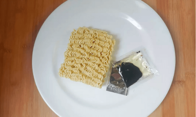 Bé trai 13 tuổi tử vong sau khi ăn liên tục 3 gói mì ăn liền chưa nấu