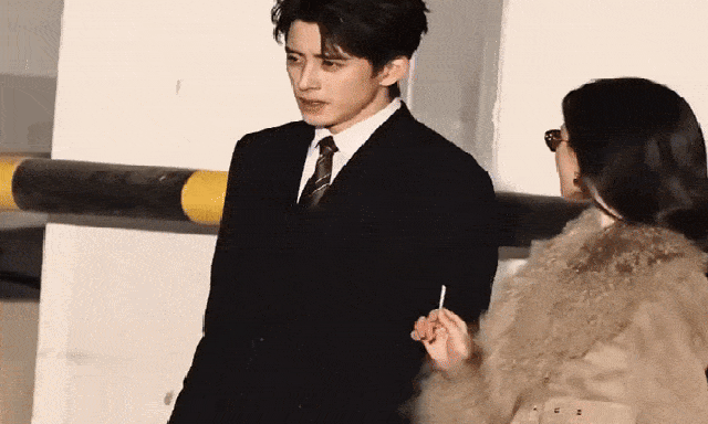 Trung Quốc hiện tại không ai mặc đẹp hơn mỹ nhân này: Đóng 1 phim mà mặc 20 bộ Haute Couture, đeo vòng cổ giá hàng triệu đô